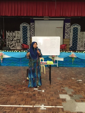 Taklimat sistem set bahasa inggeris dan JOM ke Pusat Sumber oleh Cik Nor Azah Binti Hamdi (Guru Penyelaras Ting 1)